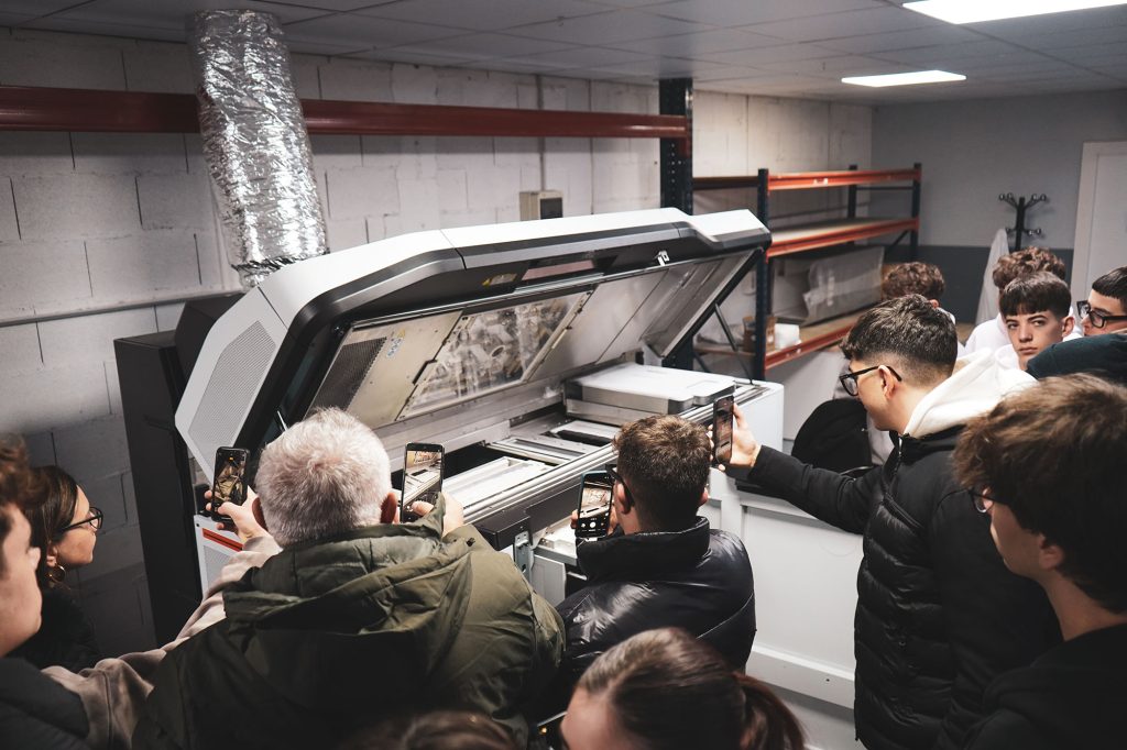 Estudiantes del IIS Enrico Medi visitando las instalaciones de RB Componentes durante una jornada formativa.