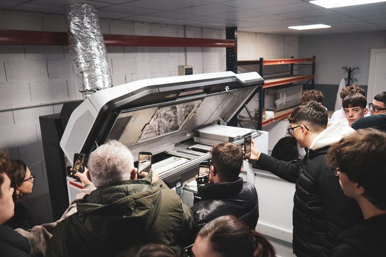 Estudiantes del IIS Enrico Medi visitando las instalaciones de RB Componentes durante una jornada formativa.